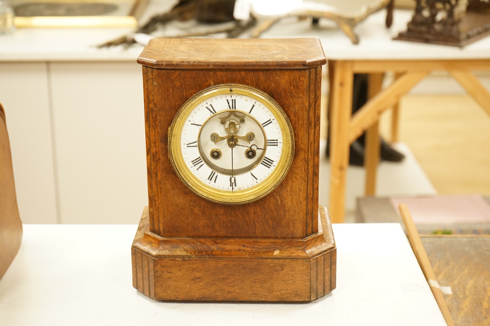 A Victorian oak mantel clock 27.5cm high